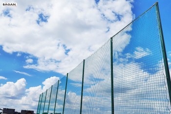 Zabezpieczenie ścian i okien szkolnych przy boisku – piłkołapy